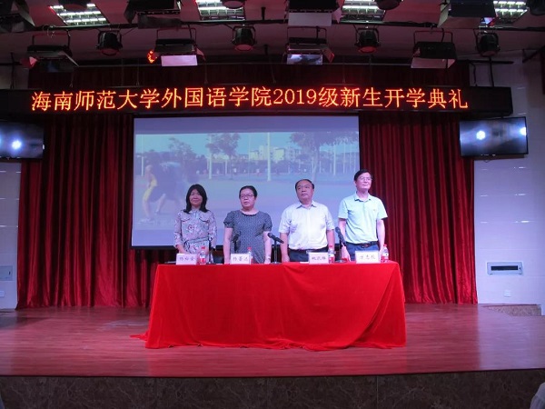 全体起立奏唱校歌.jpg